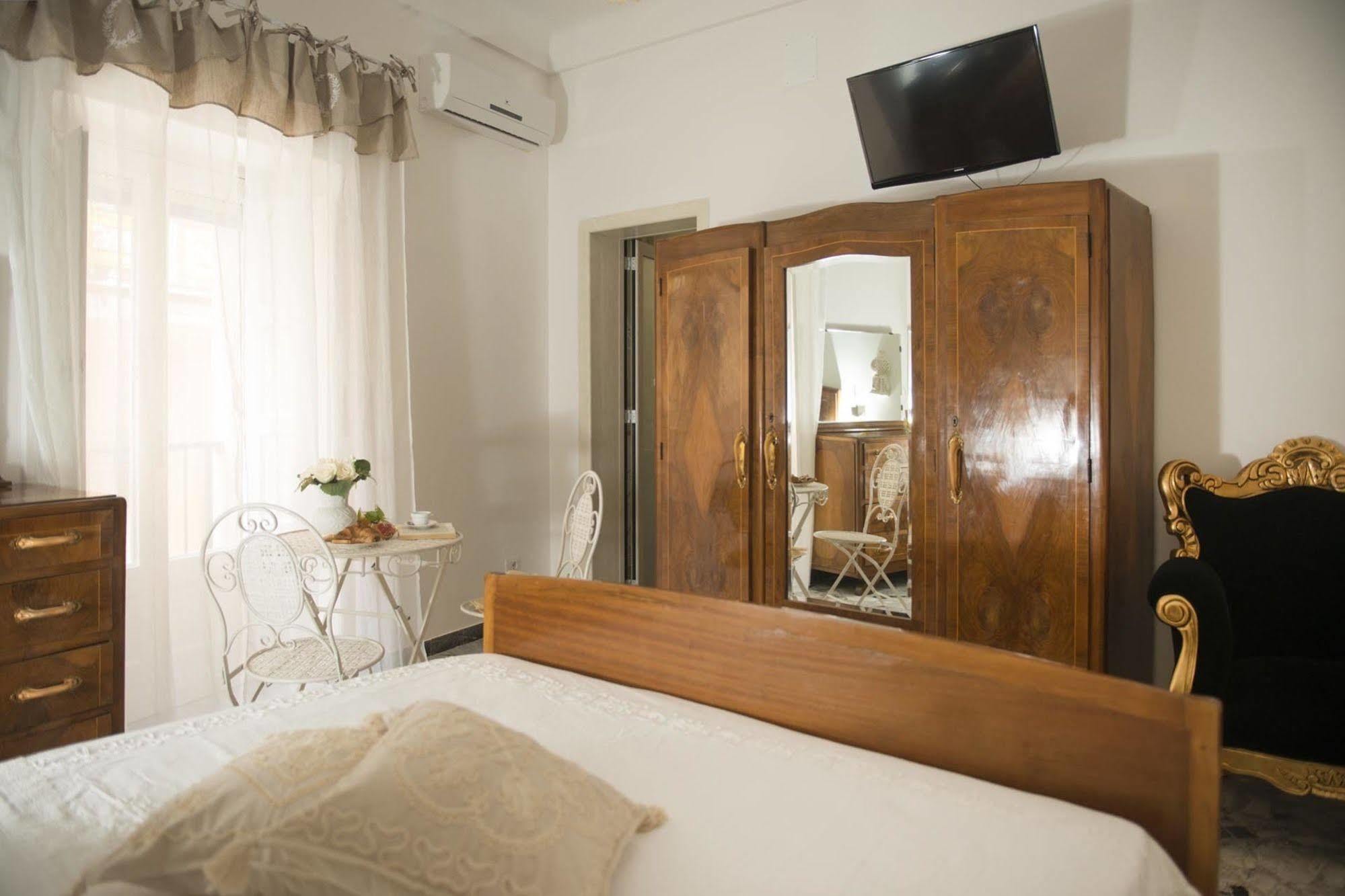 Dimora Cappuccini Guest House Cisternino Exterior photo